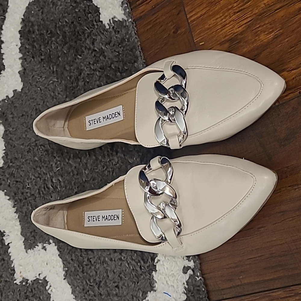 Steve Madden sz 8.5 cream leather loafers slip on shoes silver chain detail
